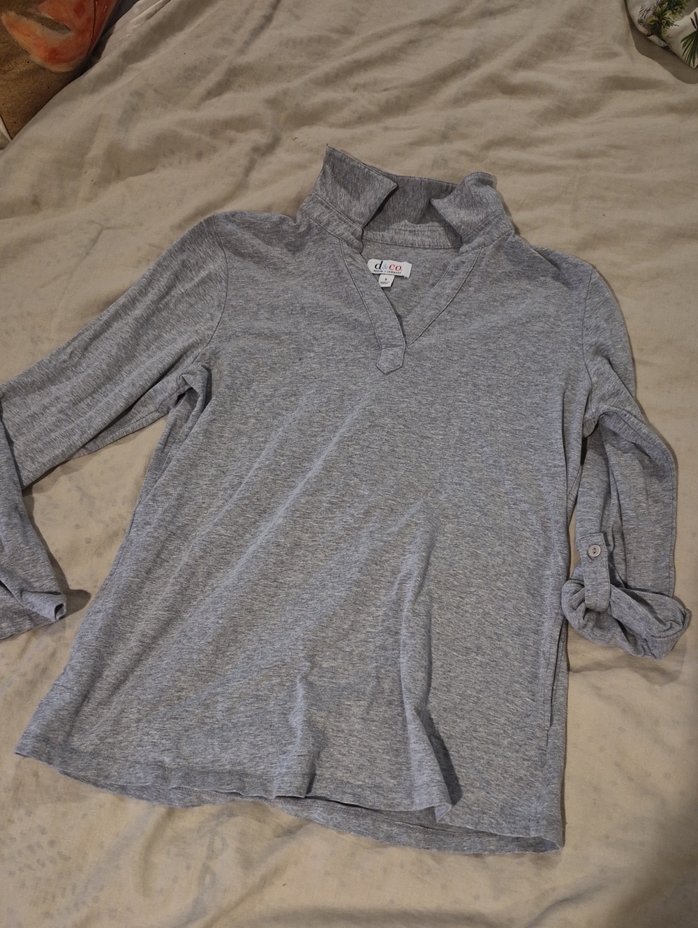 Denim + Company Light Gray Heathered Long Sleeve V-Neck Pullover
